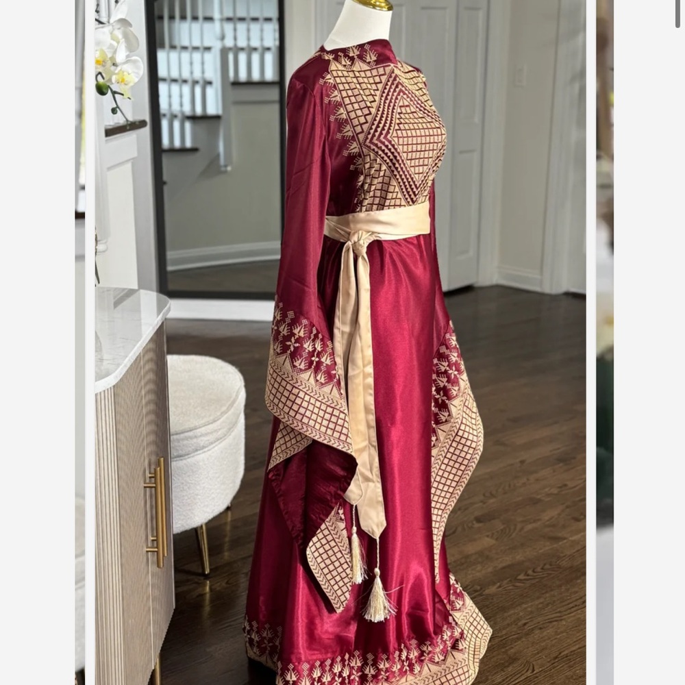 Halakeeya Elegant Red Satin Palestinian Tatreez Thobe Kuftan caftan Wide Sleeves